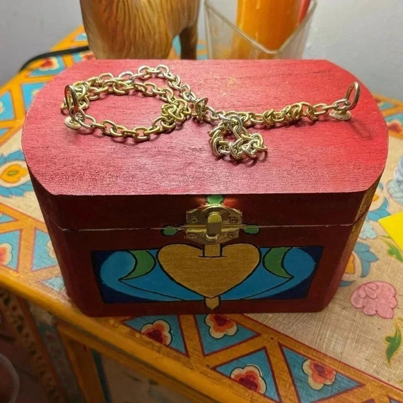 Evil Queen’s Jewelry Box Purse - Picture 4 of 5